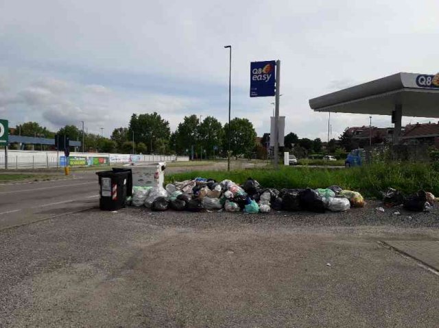 Accumulo di rifiuti area autolavaggio v. Polesine Chieri