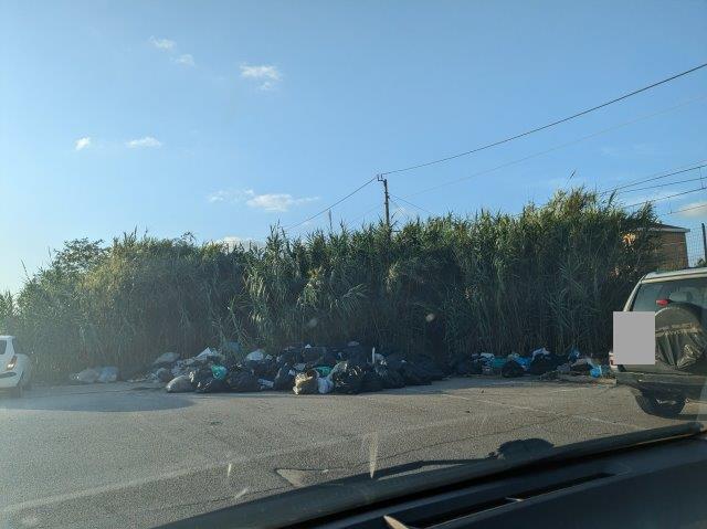 Rifiuti abbandonati parcheggio stazione Torreinpietra