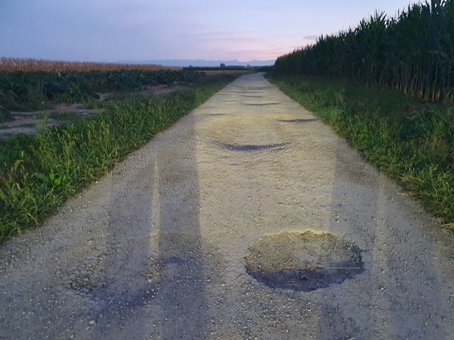 Strada vicinale bianca piena di buche