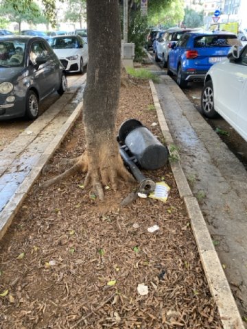 cestino dei rifiuti divelto. da sistemare