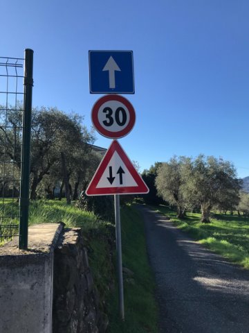 INCONGRUENZA SEGNALETICA VIA CASTELLARI