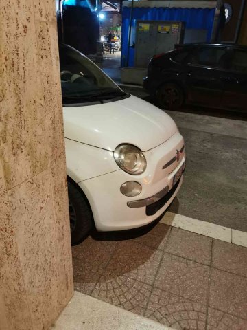 auto su marciapiede.