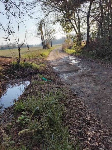 solco profondo che danneggia le auto