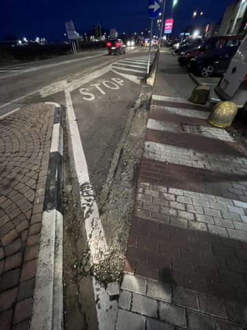 asfalto pericoloso pedini e bici