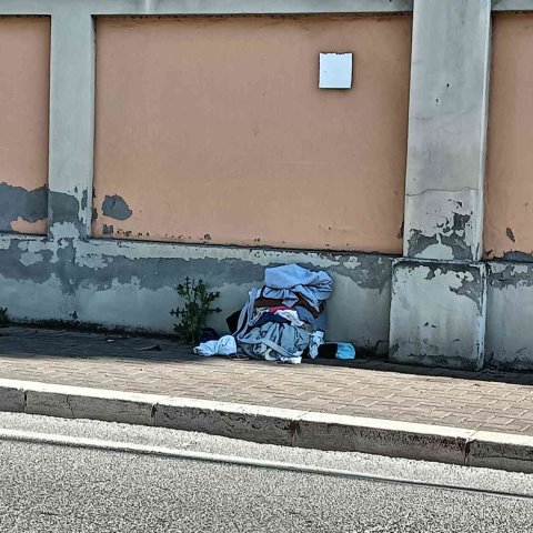 INDUMENTI VARI ABBANDONATI