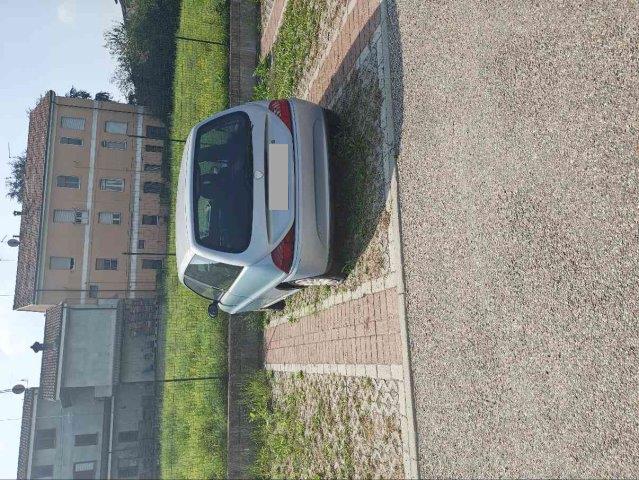 auto abbandonata parcheggio scuole