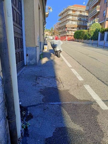 moto parcheggiata sul marciapiede