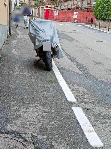 moto parcheggiata sul marciapiede
