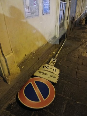 un palo abbattuto e uno quasi caduto