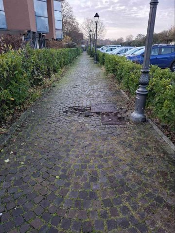 sampietrini marciapiede parcheggio ospedale