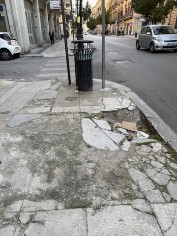marciapiede con un buco grande in Via Roma 463