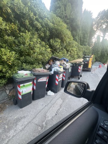 bidoni condominiali su strada