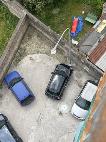 lampadina vecchia di colore giallo che dopo poco si spegne lasciando il quartiere al buio