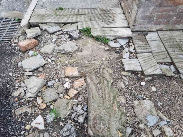 Marciapiede disastroso