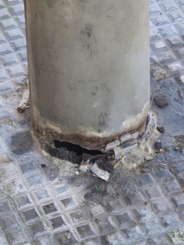 palo illuminazione arrugginito