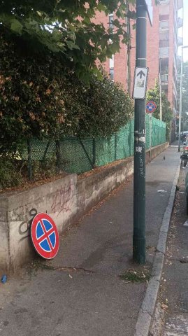 cartello di segnalazione staccato
