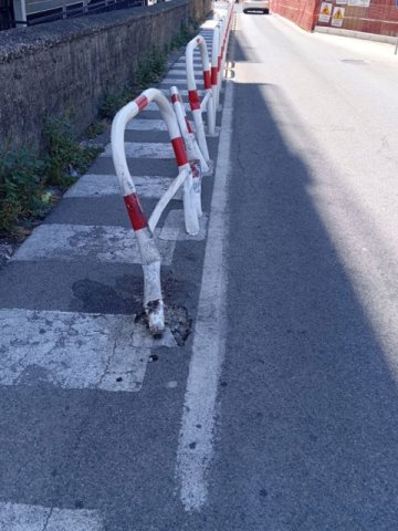 Barriere percorso pedonale distrutte