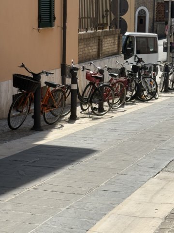 biciclette e monopattini.