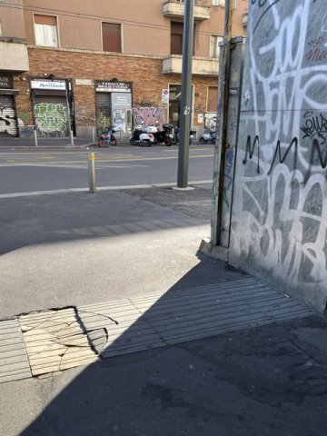 Segnalazione danneggiamento percorso tattile LOGES per ipovedenti/non vedenti su marciapiede